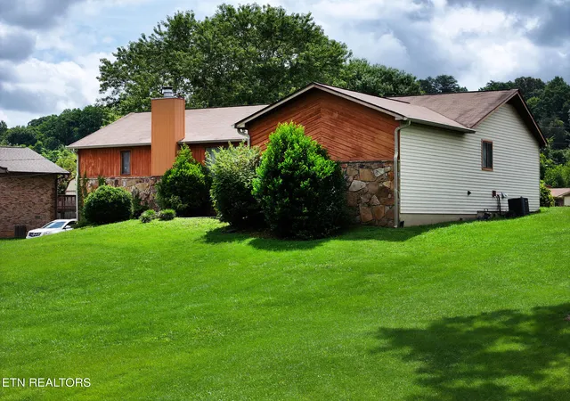 Photo 2 of Single family home for sale at 1816 River Shrs Dr, Knoxville, TN 37914 | MLS# 1348190 | Listing updated on 2026-09-08