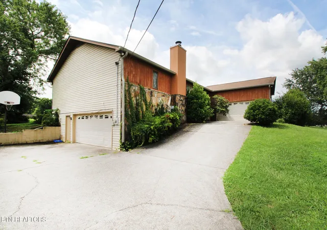 Photo 3 of Single family home for sale at 1816 River Shrs Dr, Knoxville, TN 37914 | MLS# 1348190 | Listing updated on 2026-09-08