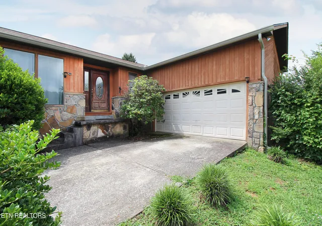 Photo 3 of Single family home for sale at 1816 River Shrs Dr, Knoxville, TN 37914 | MLS# 1348190 | Listing updated on 2026-09-08