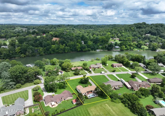 Photo 4 of Single family home for sale at 1816 River Shrs Dr, Knoxville, TN 37914 | MLS# 1348190 | Listing updated on 2026-09-08