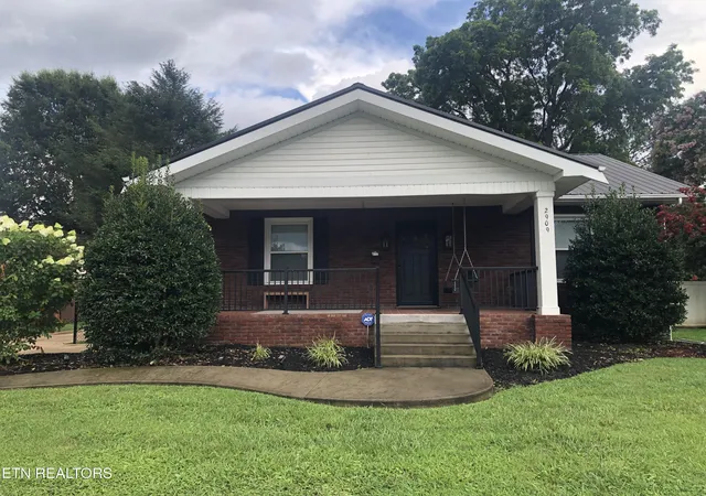 Homes for sale in Middlesboro, KY | 2909 W Cumberland Ave, Middlesboro, KY 40965 | MLS# 1348099