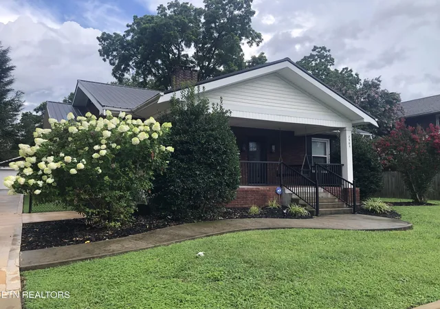 Homes for sale in Middlesboro, KY | 2909 W Cumberland Ave, Middlesboro, KY 40965 | MLS# 1348099