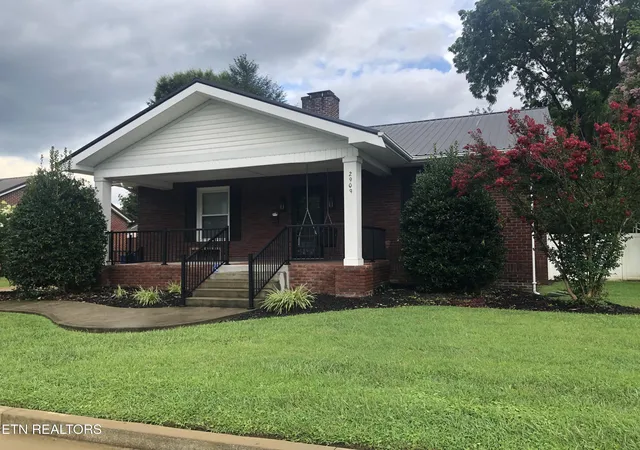 Homes for sale in Middlesboro, KY | 2909 W Cumberland Ave, Middlesboro, KY 40965 | MLS# 1348099