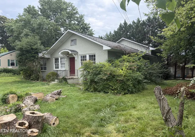 Photo 2 of Single family home for sale at 1212 Woodlawn Ave, Maryville, TN 37804 | MLS# 1348162 | Listing updated on 2026-10-11