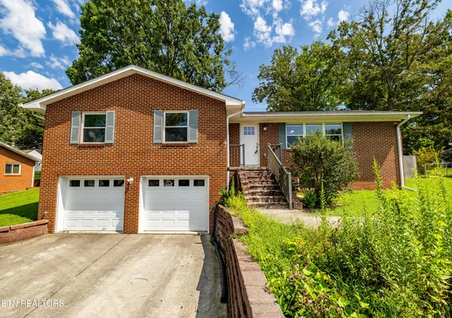 Photo 2 of Sale Pending at 947 N Linden Dr, Alcoa, TN 37701 | MLS# 1348343 | Listing updated on 2026-09-28