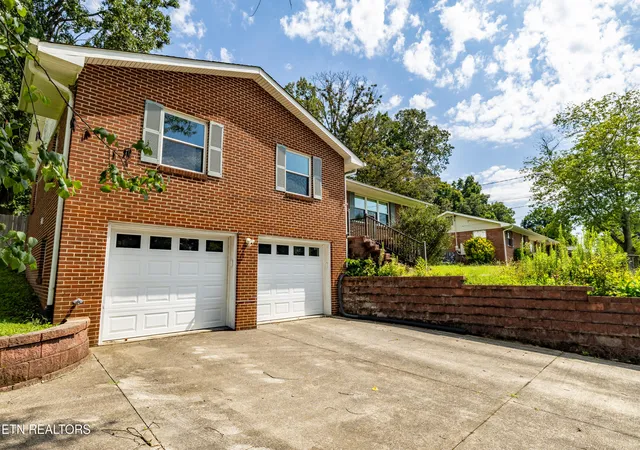 Photo 3 of Sale Pending at 947 N Linden Dr, Alcoa, TN 37701 | MLS# 1348343 | Listing updated on 2026-09-28