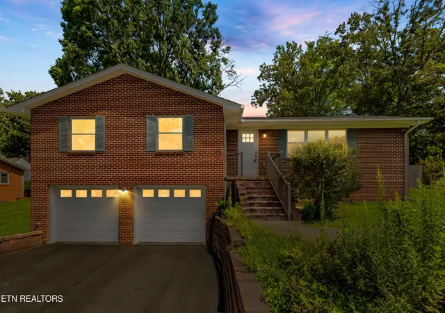 Photo 3 of Sale Pending at 947 N Linden Dr, Alcoa, TN 37701 | MLS# 1348343 | Listing updated on 2026-09-28