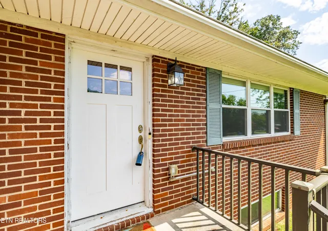 Photo 4 of Sale Pending at 947 N Linden Dr, Alcoa, TN 37701 | MLS# 1348343 | Listing updated on 2026-09-28