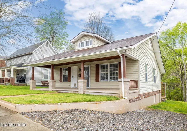 Photo 1 of Single family home for sale at 409 W 5th Avenue, Lenoir City, TN 37771 | MLS# 1348773 | Listing updated on 2026-10-09