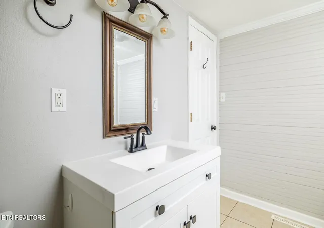 Photo 4 of Single family home for sale at 409 W 5th Avenue, Lenoir City, TN 37771 | MLS# 1348773 | Listing updated on 2026-10-09