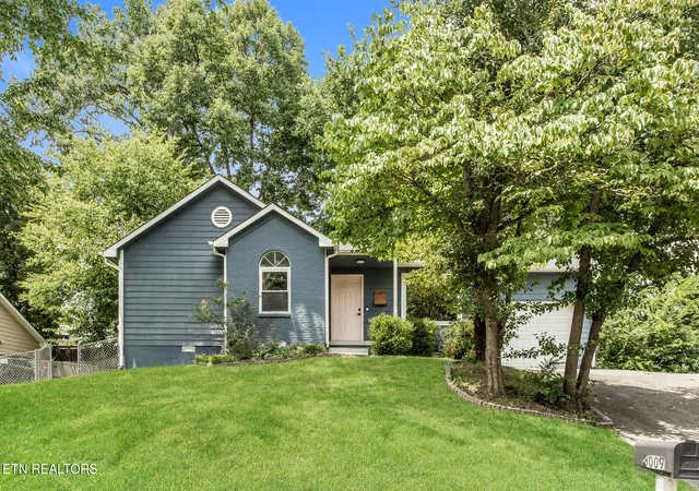 Photo 1 of Single family home for sale at 6009 Woodbark Tr, Knoxville, TN 37921 | MLS# 1350044 | Listing updated on 2026-09-17