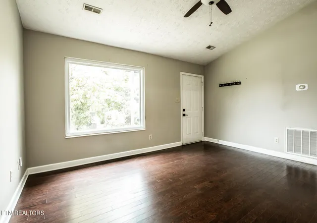Photo 3 of Single family home for sale at 6009 Woodbark Tr, Knoxville, TN 37921 | MLS# 1350044 | Listing updated on 2026-09-17