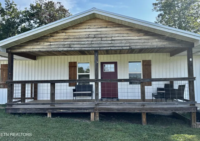 Photo 3 of Sale Pending at 106 Moccasin Holw Ln, Clinton, TN 37716 | MLS# 1349407 | Listing updated on 2026-10-01