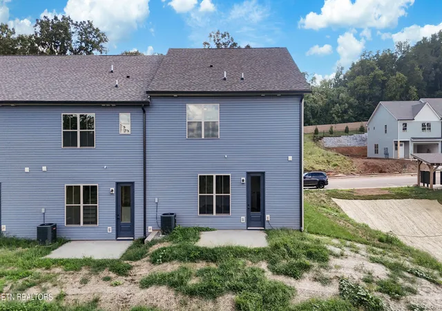 Photo 3 of Sale Pending at 1620 Bennett Village Dr, Maryville, TN 37804 | MLS# 1349814 | Listing updated on 2026-09-10