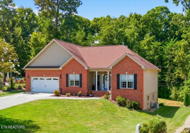 Photo 3 of Sale Pending at 207 Seminole Cir, Loudon, TN 37774 | MLS# 1353418 | Listing updated on 2026-09-06