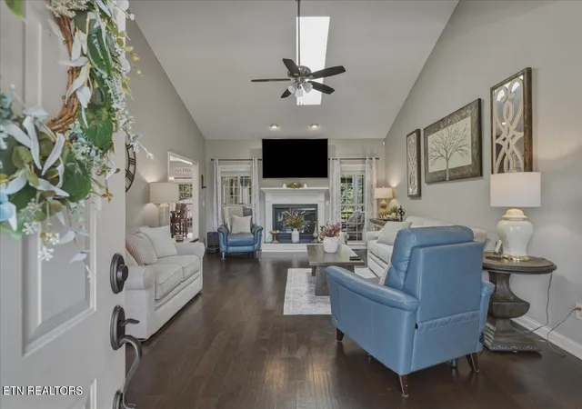 Photo 3 of Sale Pending at 207 Seminole Cir, Loudon, TN 37774 | MLS# 1353418 | Listing updated on 2026-09-06
