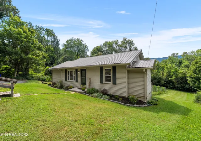 Photo 3 of Single family home for sale at 617 Hillside Rd, Rockwood, TN 37854 | MLS# 1351339 | Listing updated on 2026-08-31