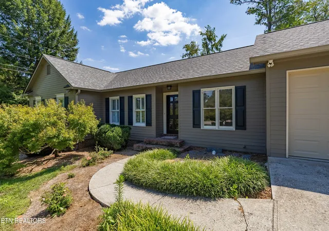 Photo 2 of Single family home for sale at 6812 Glenbrook Dr, Knoxville, TN 37919 | MLS# 1353381 | Listing updated on 2026-09-16