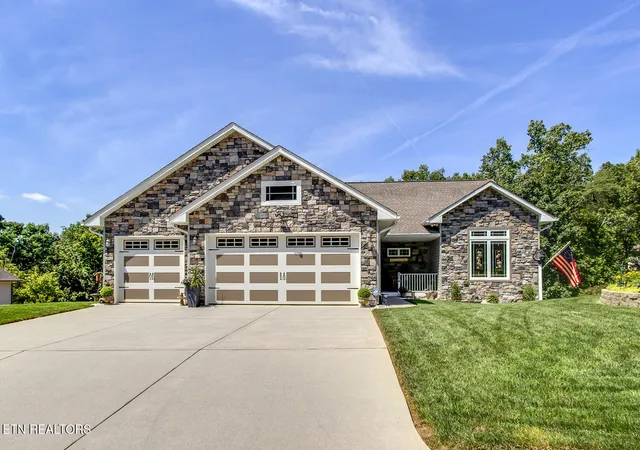 Photo 1 of Single family home for sale at 204 Osage Pl, Loudon, TN 37774 | MLS# 1353352 | Listing updated on 2026-09-08