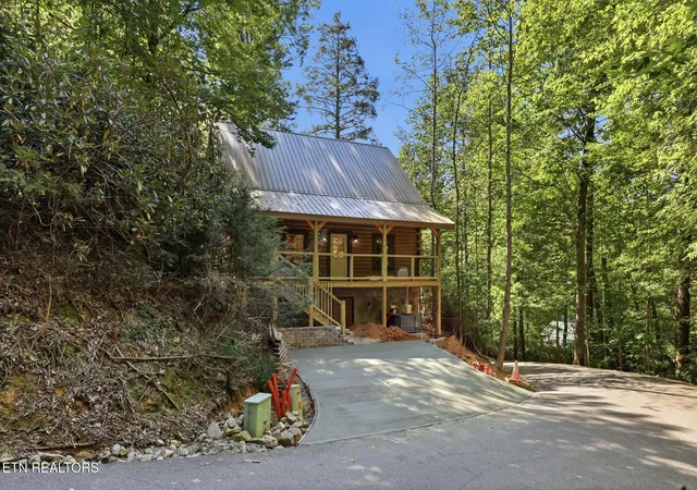 Photo 3 of Single family home for sale at 1607 Mountain Shadow Wy, Gatlinburg, TN 37738 | MLS# 1353701 | Listing updated on 2026-09-17