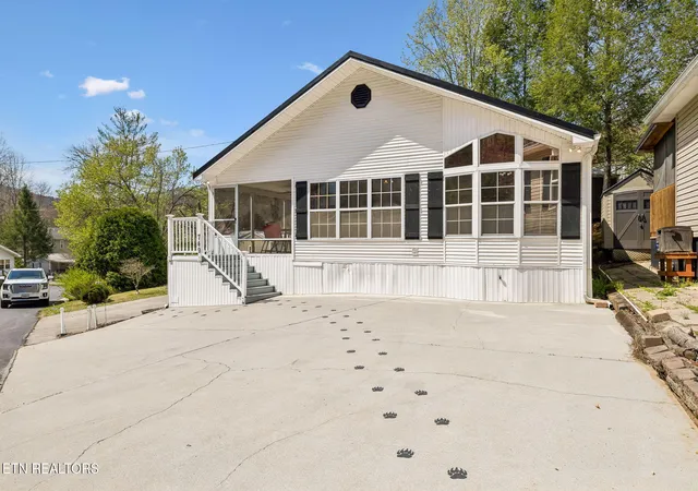 Photo 3 of Single family home for sale at 749 Big Valley Blvd, Townsend, TN 37882 | MLS# 1353761 | Listing updated on 2026-09-02