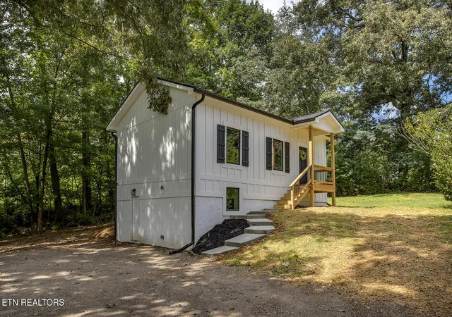 Photo 2 of Single family home for sale at 329 Old Emory Rd, Clinton, TN 37716 | MLS# 1351990 | Listing updated on 2026-10-02