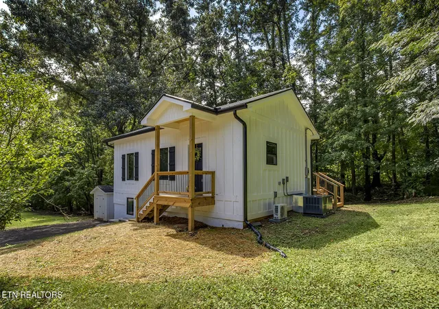 Photo 3 of Single family home for sale at 329 Old Emory Rd, Clinton, TN 37716 | MLS# 1351990 | Listing updated on 2026-10-02