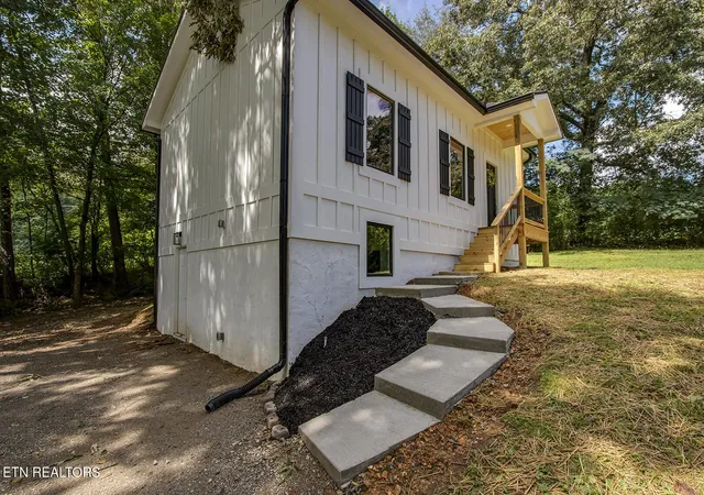 Photo 3 of Single family home for sale at 329 Old Emory Rd, Clinton, TN 37716 | MLS# 1351990 | Listing updated on 2026-10-02