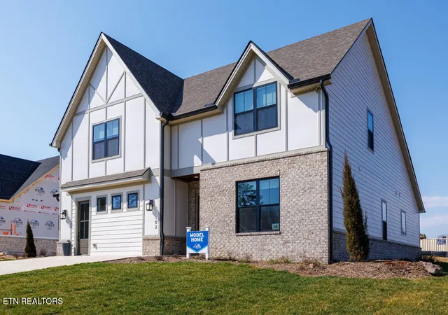 Photo 3 of Sale Pending at 102 Clover Cir, Lenoir City, TN 37772 | MLS# 1352617 | Listing updated on 2026-10-06