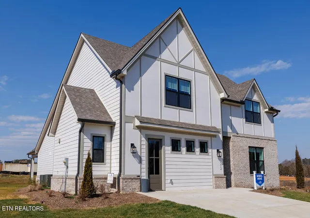 Photo 4 of Sale Pending at 102 Clover Cir, Lenoir City, TN 37772 | MLS# 1352617 | Listing updated on 2026-10-06