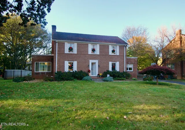 Photo 2 of Sale Pending at 1015 Oak Park Ave, Maryville, TN 37803 | MLS# 1352989 | Listing updated on 2026-08-25