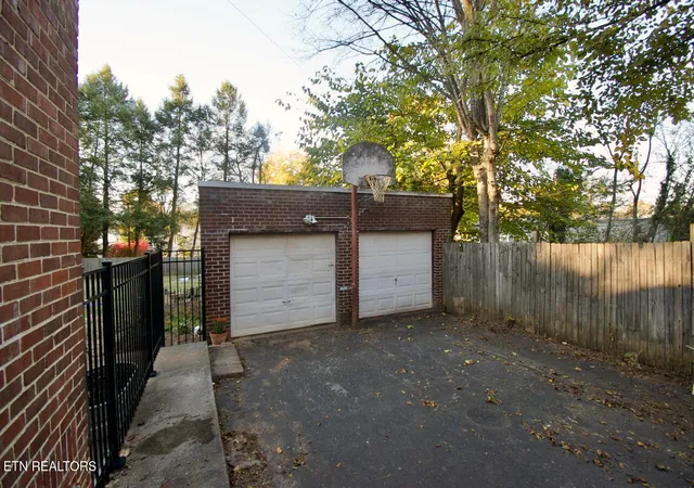 Photo 3 of Sale Pending at 1015 Oak Park Ave, Maryville, TN 37803 | MLS# 1352989 | Listing updated on 2026-08-25