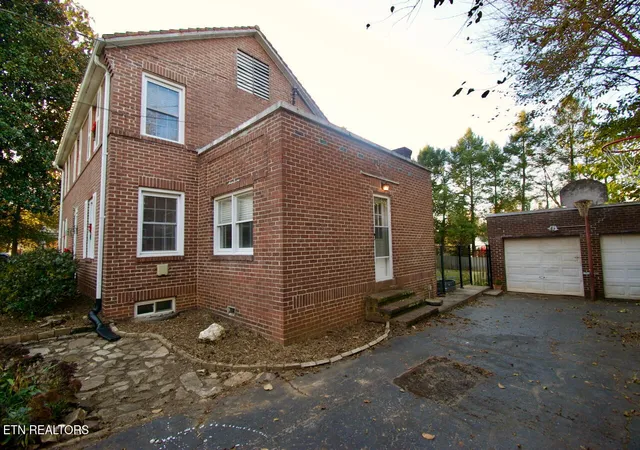 Photo 3 of Sale Pending at 1015 Oak Park Ave, Maryville, TN 37803 | MLS# 1352989 | Listing updated on 2026-08-25