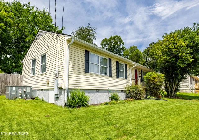 Photo 3 of Single family home for sale at 114 Aspen Ln, Oak Ridge, TN 37830 | MLS# 1352043 | Listing updated on 2026-09-16