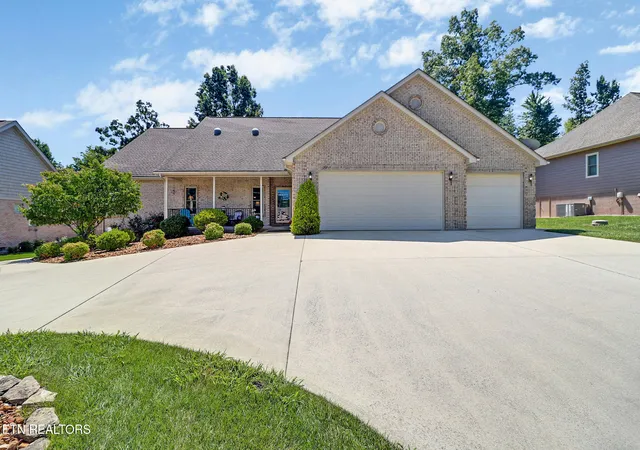 Photo 1 of Single family home for sale at 207 Forest Hl Dr, Crossville, TN 38558 | MLS# 1353823 | Listing updated on 2026-09-04