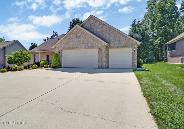 Photo 2 of Single family home for sale at 207 Forest Hl Dr, Crossville, TN 38558 | MLS# 1353823 | Listing updated on 2026-09-04