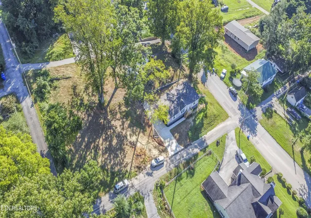 Photo 4 of Sale Pending at 417 Sewanee St, Harriman, TN 37748 | MLS# 1352710 | Listing updated on 2026-09-18