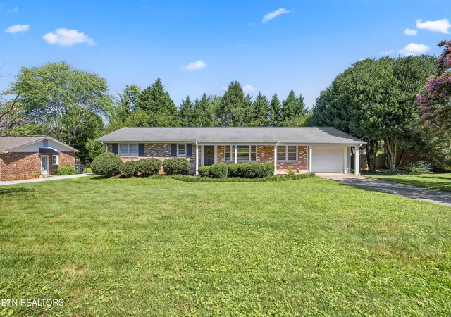Photo 1 of Sale Pending at 7925 Stratton Dr, Knoxville, TN 37919 | MLS# 1352877 | Listing updated on 2026-09-01