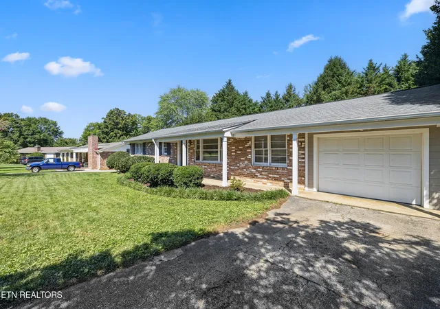 Photo 2 of Sale Pending at 7925 Stratton Dr, Knoxville, TN 37919 | MLS# 1352877 | Listing updated on 2026-09-01