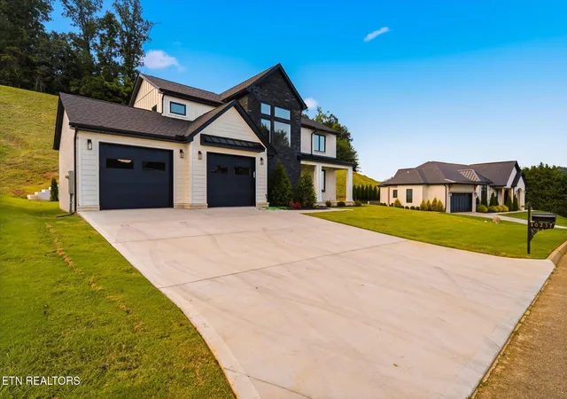 Photo 4 of Single family home for sale at 10237 Autumn Valley Ln, Knoxville, TN 37922 | MLS# 1352929 | Listing updated on 2026-08-28
