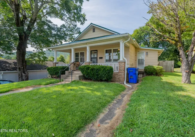 Photo 1 of Single family home for sale at 213 Devonia St, Harriman, TN 37748 | MLS# 1353160 | Listing updated on 2026-08-28