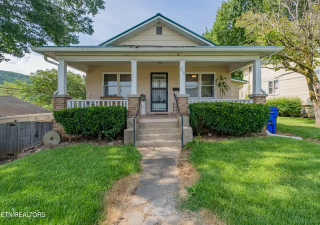 Photo 2 of Single family home for sale at 213 Devonia St, Harriman, TN 37748 | MLS# 1353160 | Listing updated on 2026-08-28