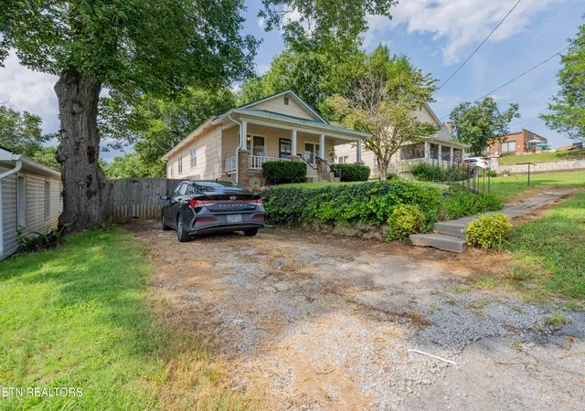 Photo 3 of Single family home for sale at 213 Devonia St, Harriman, TN 37748 | MLS# 1353160 | Listing updated on 2026-08-28