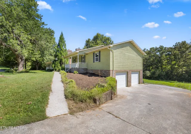 Photo 2 of Single family home for sale at 936 Stonecrest Dr, Maryville, TN 37804 | MLS# 1353142 | Listing updated on 2026-09-17