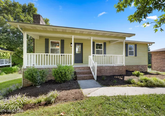Photo 3 of Single family home for sale at 936 Stonecrest Dr, Maryville, TN 37804 | MLS# 1353142 | Listing updated on 2026-09-17