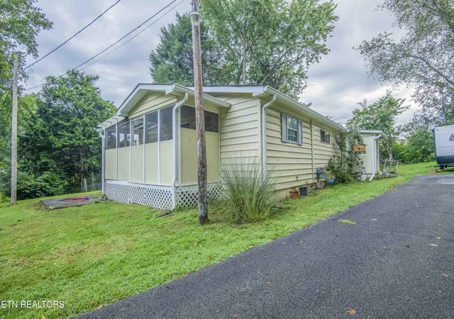 Photo 3 of Sale Pending at 685 Foster Rd, Lenoir City, TN 37771 | MLS# 1352786 | Listing updated on 2026-09-12