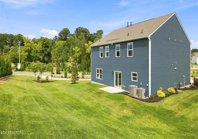 Photo 4 of Sale Pending at 402 Villages At Hinds Crk Ln, Clinton, TN 37716 | MLS# 1352526 | Listing updated on 2026-09-29