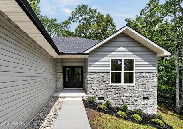 Photo 3 of Single family home for sale at 104 Liverpool Cir, Crossville, TN 38558 | MLS# 1352628 | Listing updated on 2026-10-21
