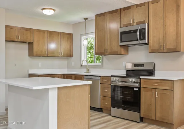 Photo 3 of Sale Pending at 7325 Vahid Rd, Knoxville, TN 37920 | MLS# 1352885 | Listing updated on 2026-09-03