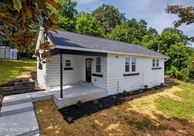 1st image of 322 Oak St, Clinton, TN 37716 | MLS# 1352690